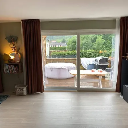 Helt Hjem Med Stor Hage Og Boblebad. Hébergement de vacances Sandefjord