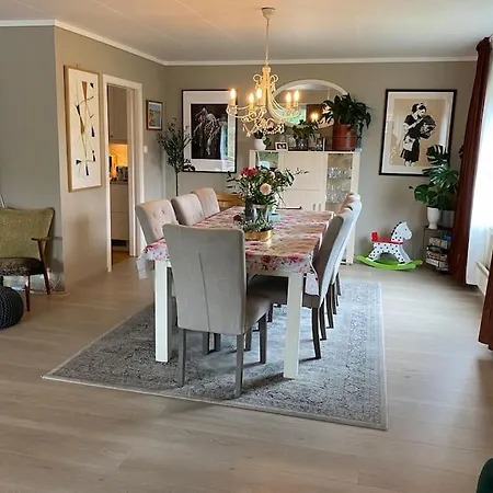 Helt Hjem Med Stor Hage Og Boblebad. Hébergement de vacances Sandefjord